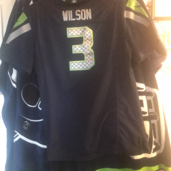 Russell Wilson #3 Good shape no holes or tears. V-neck - Picture 2 of 4